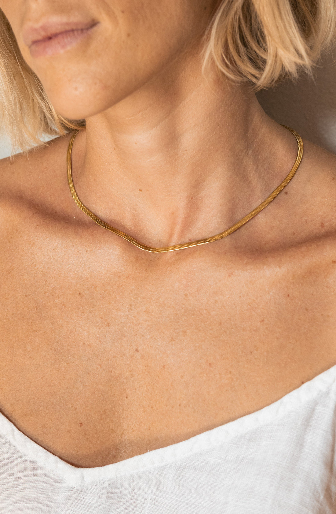 Cuidado personalizado: errores comunes al tratar joyería de plata, acero y piedras.